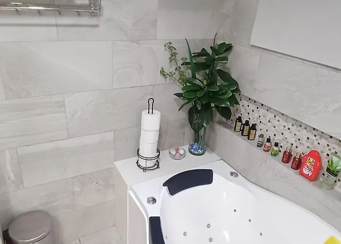 2 Bedroom 2 Full Bathrooms, With Feels And A Jet Tub Manila