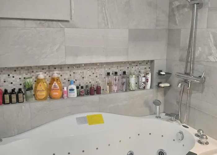 2 Bedroom 2 Full Bathrooms, With Feels And A Jet Tub Manila
