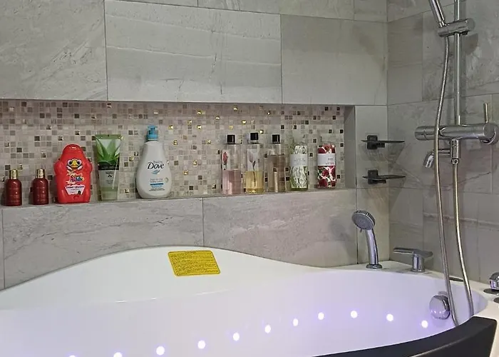 2 Bedroom 2 Full Bathrooms, With Feels And A Jet Tub Apartment